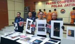 Polda Jatim Amankan 4 Orang Admin dan Anggota Group WA Gay di Surabaya