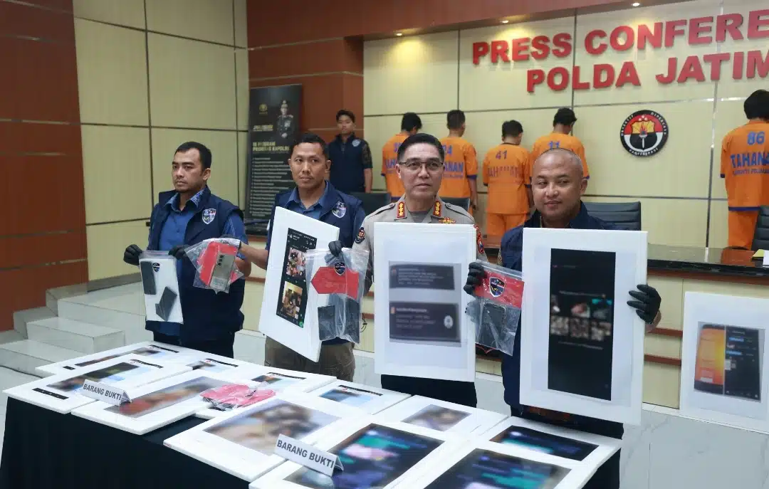 Polda Jatim Amankan 4 Orang Admin dan Anggota Group WA Gay di Surabaya