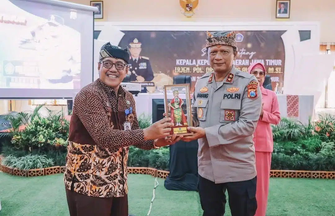 Kunjungi SMADATARA, Kapolda Jatim : ‘Negara Maju adalah Negara yang Diisi Generasi Disiplin dan Berkarakter