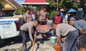 Minimalisir Laka Lantas Polres Bondowoso Tambal Jalan Berlubang: Bakti Polri di Hari Bhayangkara ke – 79