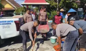 Minimalisir Laka Lantas Polres Bondowoso Tambal Jalan Berlubang: Bakti Polri di Hari Bhayangkara ke – 79