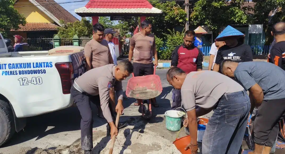 Minimalisir Laka Lantas Polres Bondowoso Tambal Jalan Berlubang: Bakti Polri di Hari Bhayangkara ke – 79