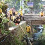 Sinergitas Polres Batu dan TNI di Hari Bhayangkara ke – 79, Peduli Lingkungan Bersihkan Sungai