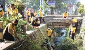 Sinergitas Polres Batu dan TNI di Hari Bhayangkara ke – 79, Peduli Lingkungan Bersihkan Sungai