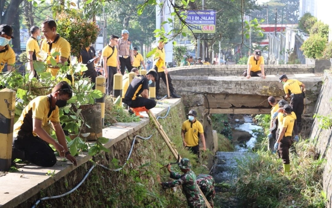 Sinergitas Polres Batu dan TNI di Hari Bhayangkara ke – 79, Peduli Lingkungan Bersihkan Sungai