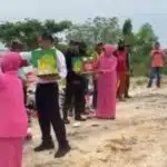 Hari Bhayangkara ke-79 Polres Lamongan Salurkan Bansos untuk Pemulung di TPA