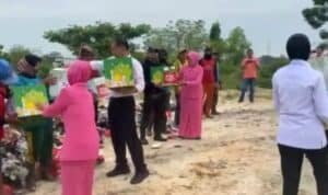 Hari Bhayangkara ke-79 Polres Lamongan Salurkan Bansos untuk Pemulung di TPA