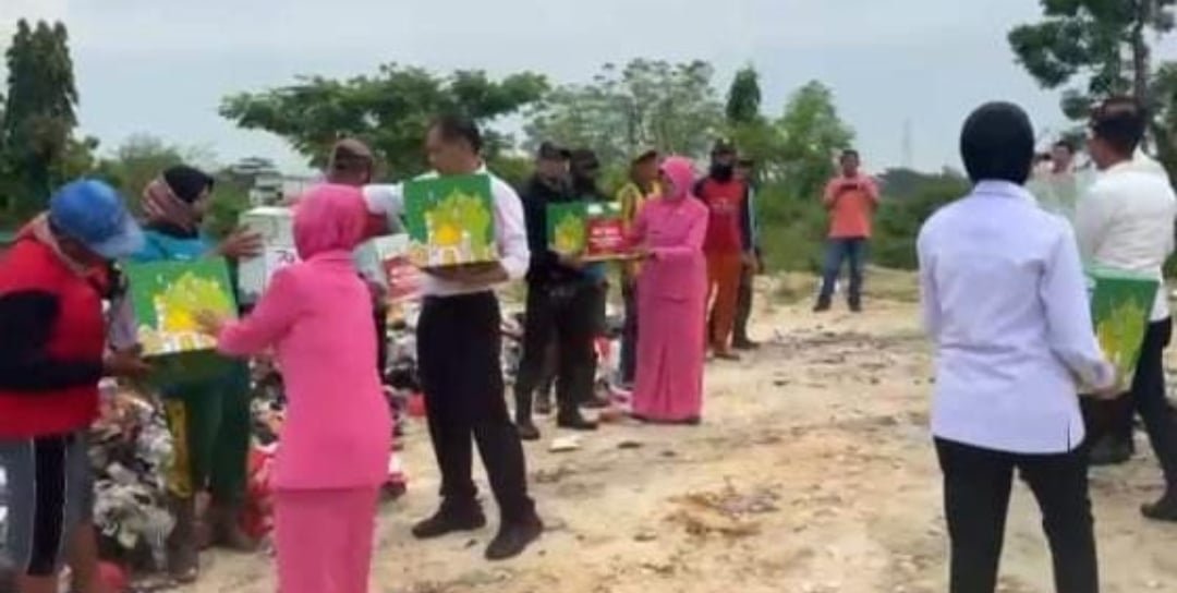 Hari Bhayangkara ke-79 Polres Lamongan Salurkan Bansos untuk Pemulung di TPA