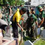 Kompak, TNI dan Polisi Bakti Religi Sambut Hari Bhayangkara ke -79 Bersihkan Makam Pegirikan Surabaya