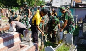 Kompak, TNI dan Polisi Bakti Religi Sambut Hari Bhayangkara ke -79 Bersihkan Makam Pegirikan Surabaya