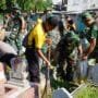 Kompak, TNI dan Polisi Bakti Religi Sambut Hari Bhayangkara ke -79 Bersihkan Makam Pegirikan Surabaya