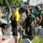 Kompak, TNI dan Polisi Bakti Religi Sambut Hari Bhayangkara ke -79 Bersihkan Makam Pegirikan Surabaya