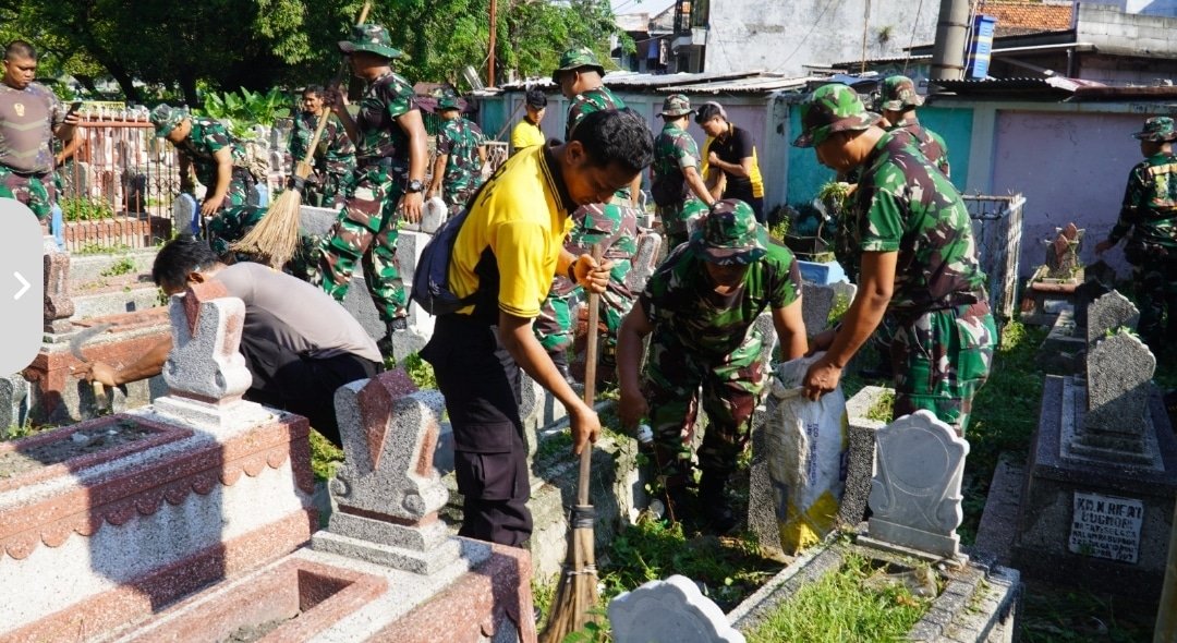 Kompak, TNI dan Polisi Bakti Religi Sambut Hari Bhayangkara ke -79 Bersihkan Makam Pegirikan Surabaya