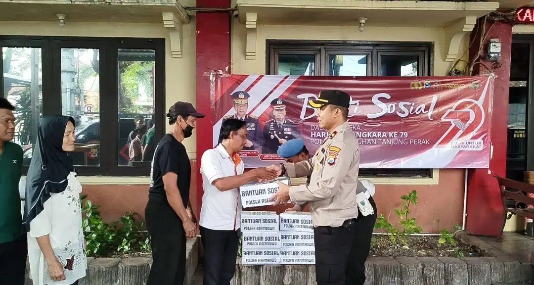 Sambut Hari Bhayangkara ke-79, Polsek Asemrowo Gelar Bhakti Sosial untuk Warga