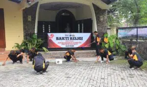 Polres Ngawi Gelar Bakti Religi di Hari Bhayangkara ke -79, Bersih – bersih di Sejumlah Tempat Ibadah