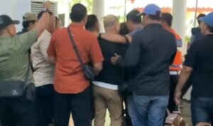 Awak Media Didorong, Dilarang Pengambilan Liputan, Dipiting, dan Ditantang Diajak Duel oleh Oknum Pengamanan Wabup Sidoarjo Saat Liputan di Pendopo Kabupaten Sidoarjo
