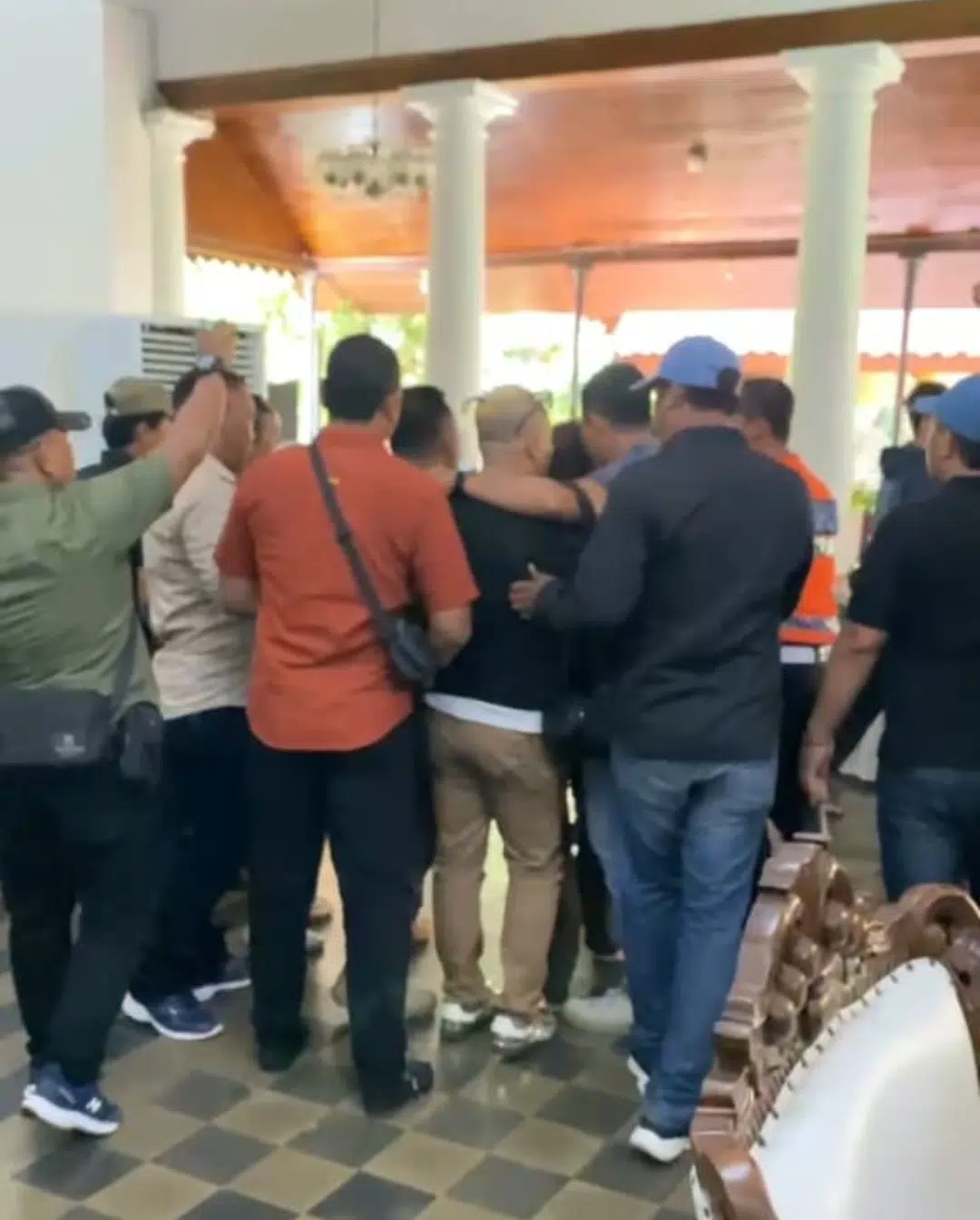 Awak Media Didorong, Dilarang Pengambilan Liputan, Dipiting, dan Ditantang Diajak Duel oleh Oknum Pengamanan Wabup Sidoarjo Saat Liputan di Pendopo Kabupaten Sidoarjo