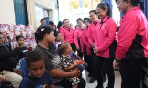 Kunjungi Raja Ampat, Ketum Bhayangkari Ny. Juliati Sigit Prabowo Salurkan Sembako hingga Gelar Khitanan Massal