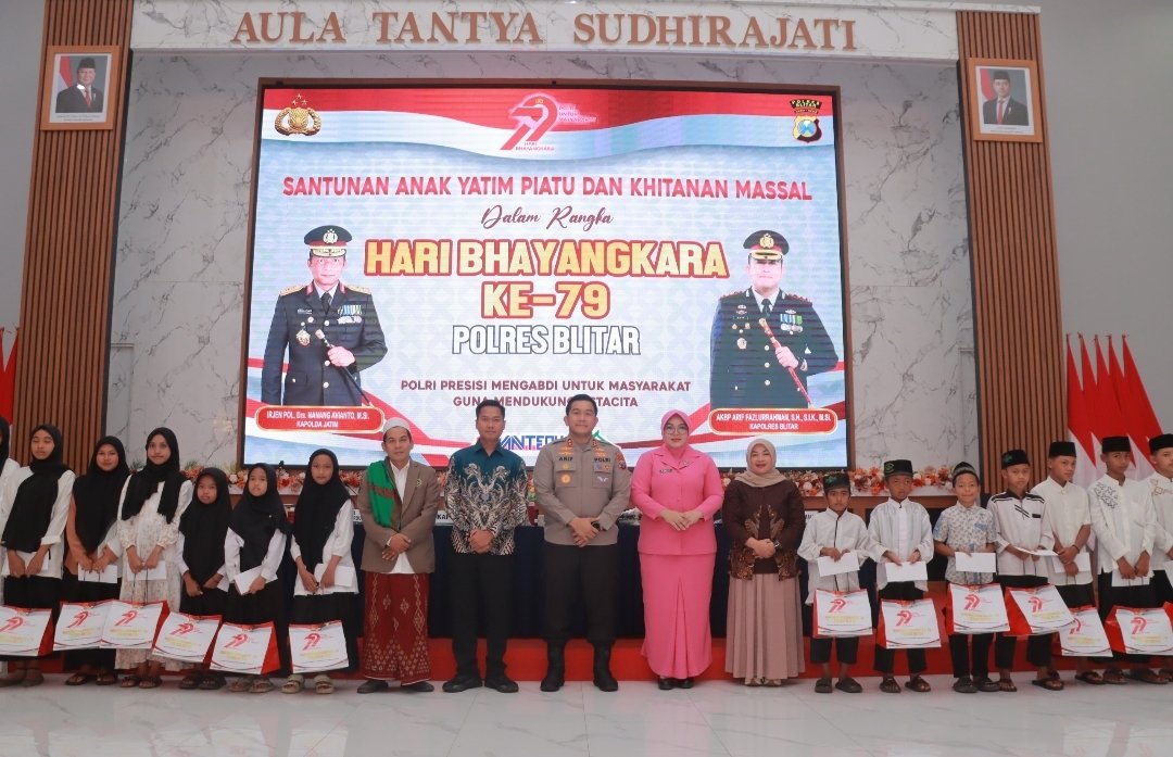 Polres Blitar Gelar Khitan Massal Salurkan Bansos untuk Anak Yatim Piatu dan Difabel di Hari Bhayangkara ke – 79