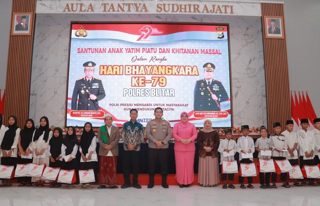 Polres Blitar Gelar Khitan Massal Salurkan Bansos untuk Anak Yatim Piatu dan Difabel di Hari Bhayangkara ke – 79