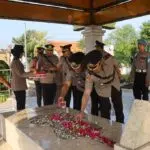 Peringati HUT Bhayangkara ke-79, Polres Tanjung Perak Tabur Bunga di TMP Wage Rudolf Supratman