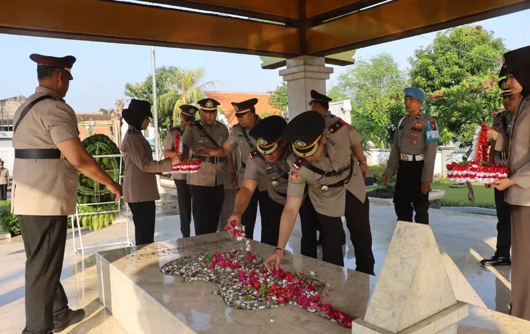 Peringati HUT Bhayangkara ke-79, Polres Tanjung Perak Tabur Bunga di TMP Wage Rudolf Supratman