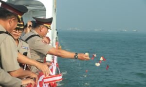 Polda Jatim Tabur Bunga di Laut Kenang Semangat Juang Pahlawan di Hari Bhayangkara ke -79
