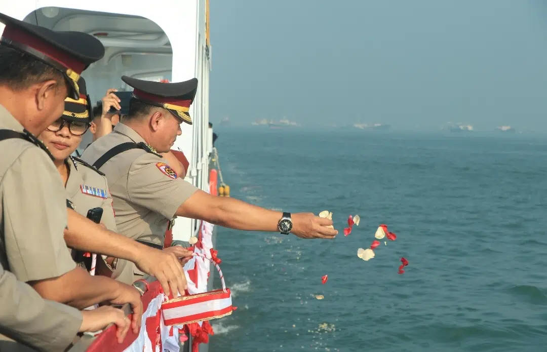 Polda Jatim Tabur Bunga di Laut Kenang Semangat Juang Pahlawan di Hari Bhayangkara ke -79
