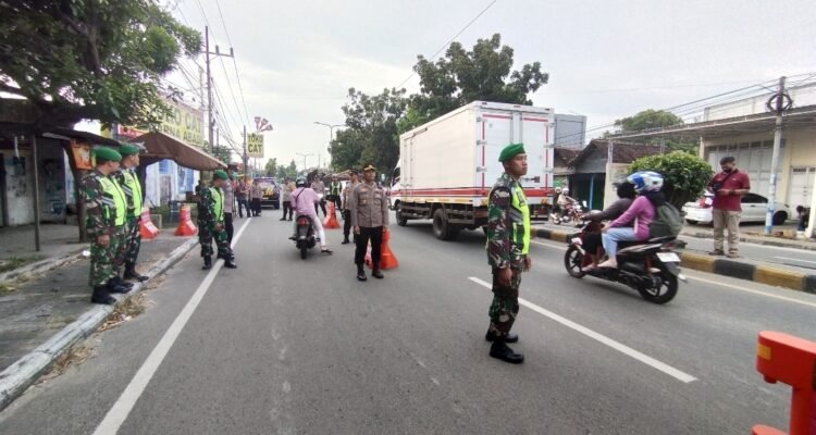 Sinergitas Polres Madiun bersama TNI Siagakan Ratusan Personel Jaga Kondusifitas Satu Suro