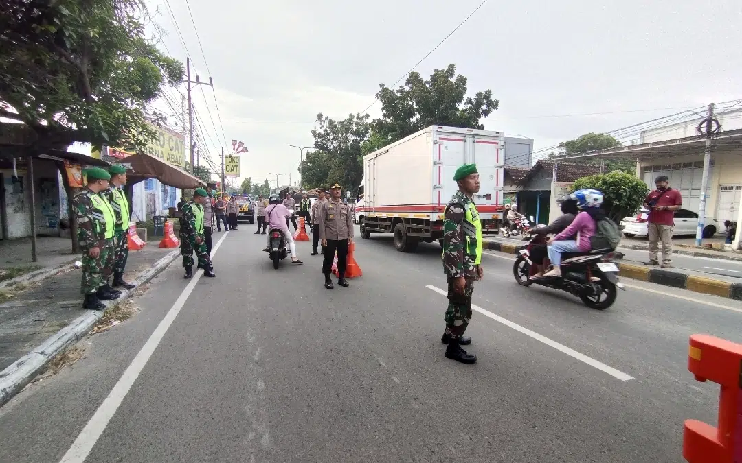 Sinergitas Polres Madiun bersama TNI Siagakan Ratusan Personel Jaga Kondusifitas Satu Suro