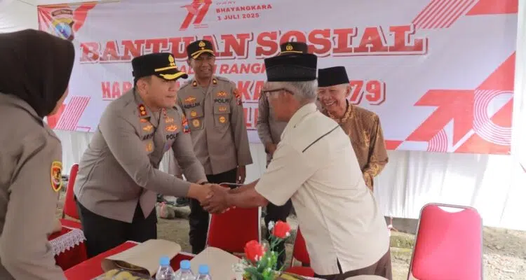 Sambut Hari Bhayangkara ke – 79 Polres Blitar Salurkan Bantuan Sosial Warga Kampung Baru