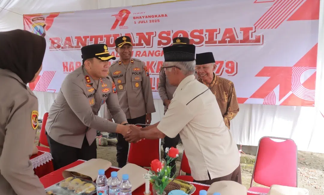 Sambut Hari Bhayangkara ke – 79 Polres Blitar Salurkan Bantuan Sosial Warga Kampung Baru