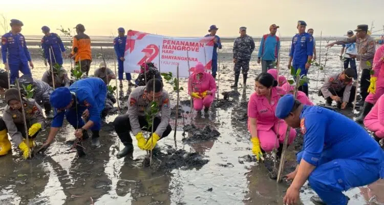 Jelang Hari Bhayangkara, Polres Situbondo Tanam Mangrove dan Bagi Bansos untuk Warga Pesisir