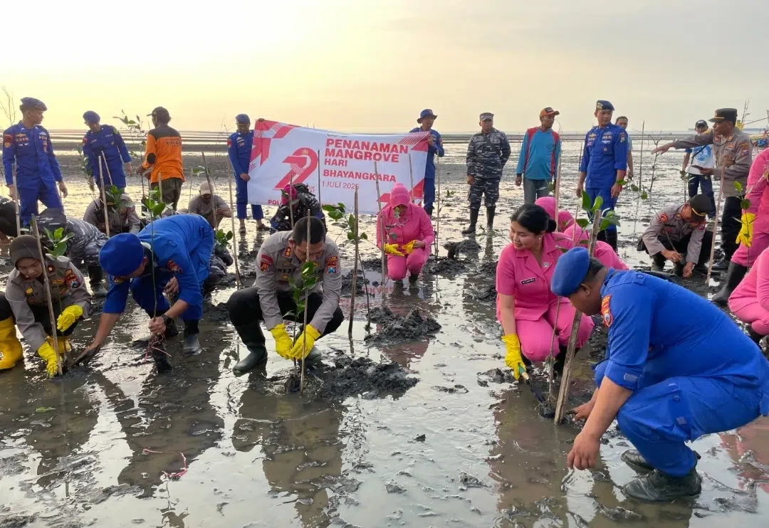 Jelang Hari Bhayangkara, Polres Situbondo Tanam Mangrove dan Bagi Bansos untuk Warga Pesisir