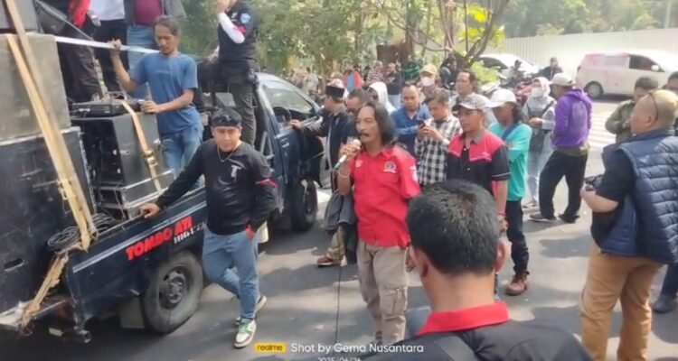 PWDPI JATIM Bersama VANGUARD Jurnalis Tuntut Aksi Damai Pertanggung Jawaban Melarang Jurnalis Saat Peliputan