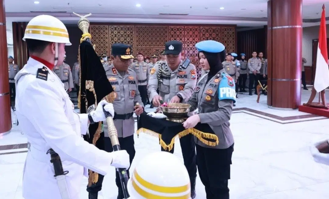 Kapolda Jatim Pimpin Upacara Pemuliaan Nilai Luhur Tribrata Pataka Polda Jatim ‘Tan Hana Dharma Mangrwa