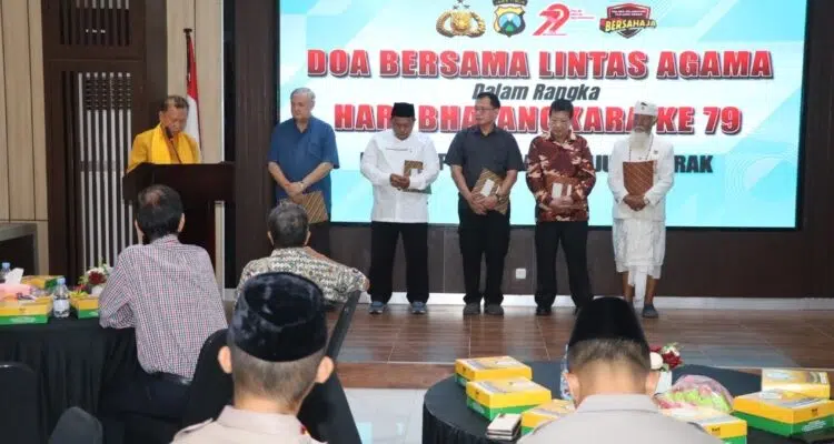 HUT Bhayangkara ke-79, Polres Pelabuhan Tanjung Perak Gelar Doa Bersama Lintas Agama untuk Pererat Persatuan