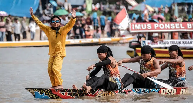 Pacu Jalur 'Aura Farming' yang Mempesona: Menggali Sejarah, Budaya, dan Spiritualitas Masyarakat Kuantan Singingi