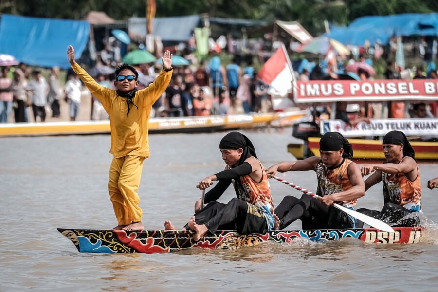 Pacu Jalur 'Aura Farming' yang Mempesona: Menggali Sejarah, Budaya, dan Spiritualitas Masyarakat Kuantan Singingi