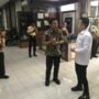 Tinjau Program Pemutihan Di Samsat Manyar, Erick Komala : Bukti Nyata Program Pemprov Jatim Berjalan !