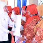 Khofifah Salurkan BLT DBHCHT untuk Ribuan Buruh Rokok di Surabaya: Wujud Kepedulian Negara
