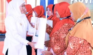 Khofifah Salurkan BLT DBHCHT untuk Ribuan Buruh Rokok di Surabaya: Wujud Kepedulian Negara
