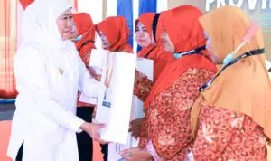 Khofifah Salurkan BLT DBHCHT untuk Ribuan Buruh Rokok di Surabaya: Wujud Kepedulian Negara