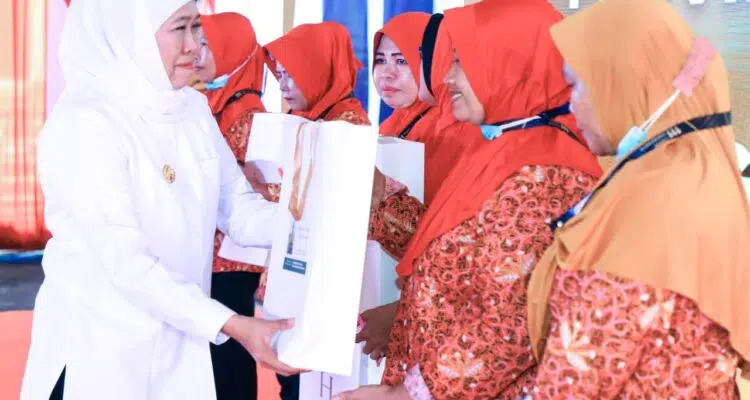 Khofifah Salurkan BLT DBHCHT untuk Ribuan Buruh Rokok di Surabaya: Wujud Kepedulian Negara