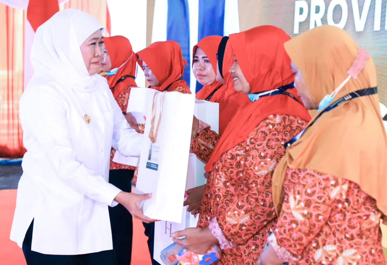 Khofifah Salurkan BLT DBHCHT untuk Ribuan Buruh Rokok di Surabaya: Wujud Kepedulian Negara