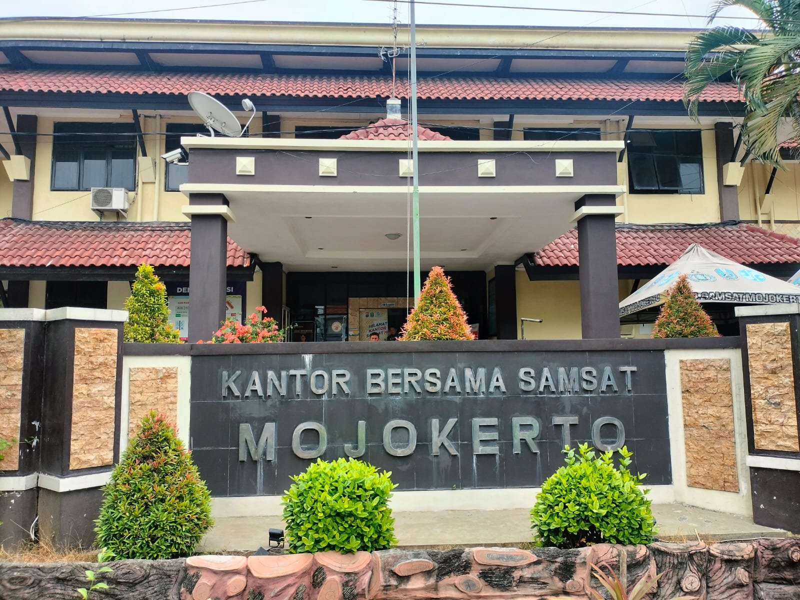 Pelayanan Humanis, Samsat Mojokerto Kabupaten Dapat Apresiasi Wajib Pajak 1 Pelayanan Humanis, Samsat Mojokerto Kabupaten Dapat Apresiasi Wajib Pajak