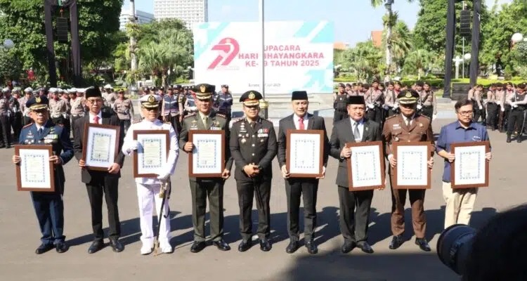 Kapolres Pelabuhan Tanjung Perak Ikuti Peringatan HUT Bhayangkara ke-79 di Balai Kota Surabaya