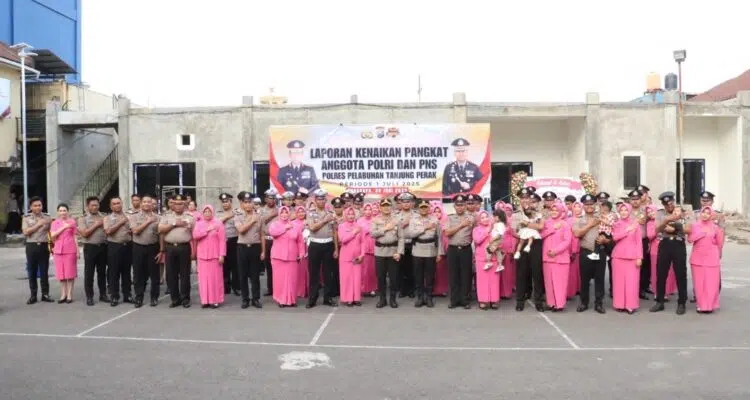 Kapolres Pelabuhan Tanjung Perak Pimpin Upacara Kenaikan Pangkat 47 Personil