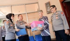 Penuh Haru, Anjangsana SPN Polda Jatim ke Para Purnawirawan di Hari Bhayangkara ke -79