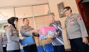 Penuh Haru, Anjangsana SPN Polda Jatim ke Para Purnawirawan di Hari Bhayangkara ke -79